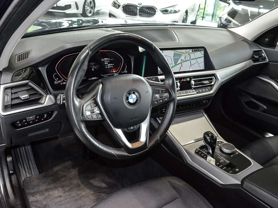 BMW 320d (Bild 8/18)