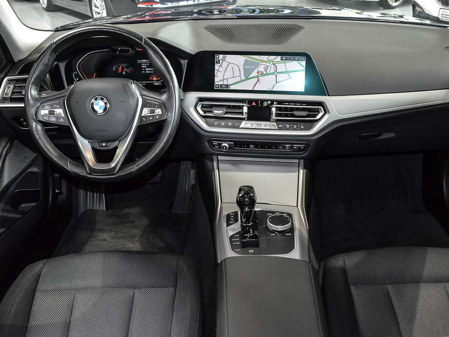 BMW 320d (Bild 9/18)