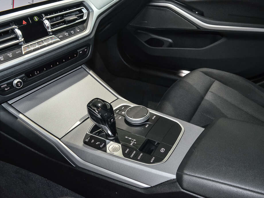 BMW 320d (Bild 12/18)