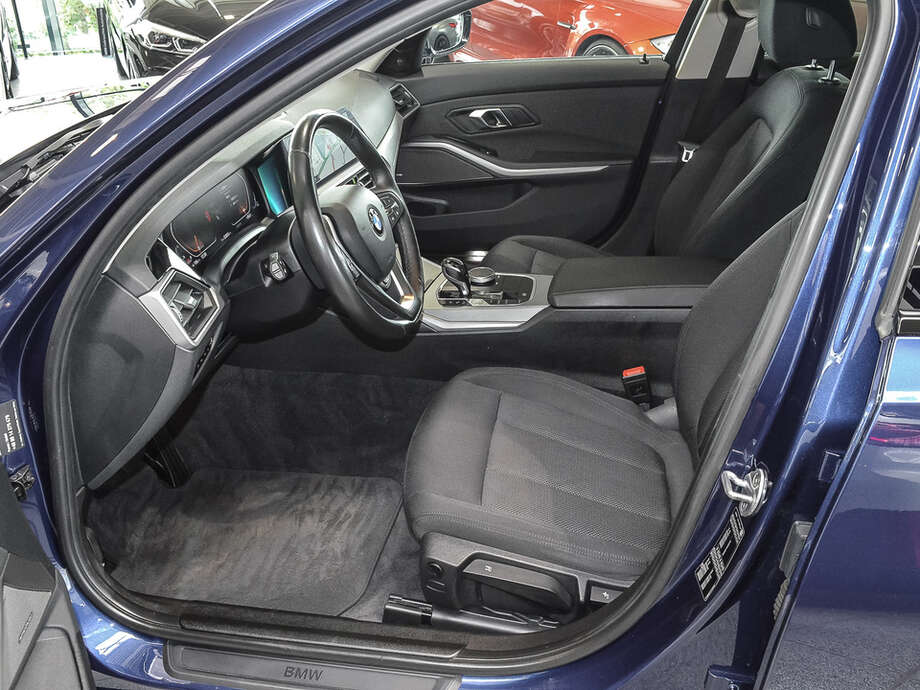 BMW 320d (Bild 14/18)