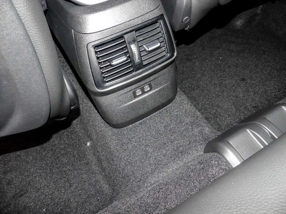 BMW 218 Active Tourer (Bild 16/19)