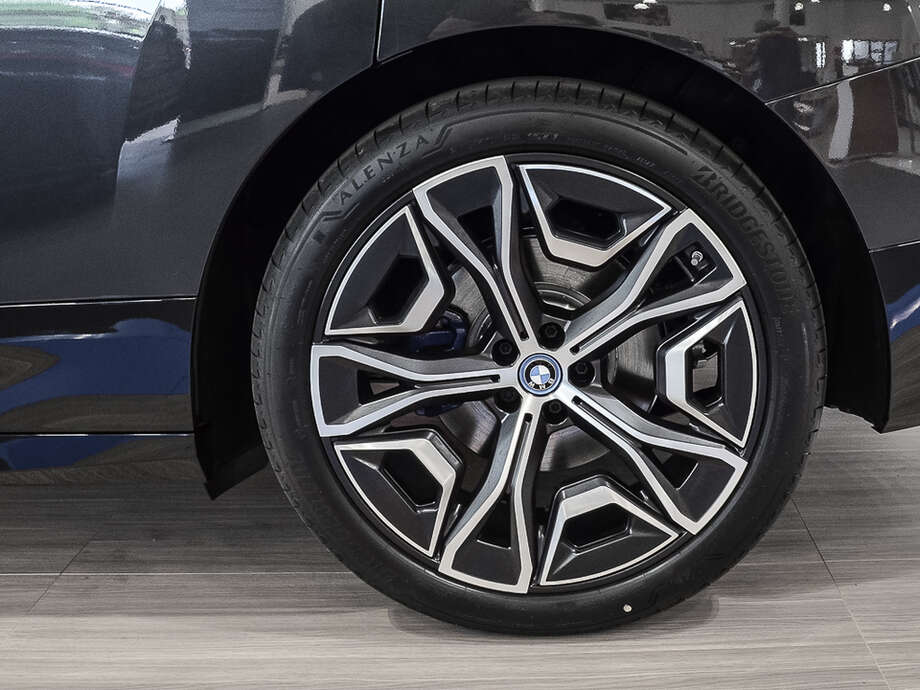 BMW iX (Bild 2/18)