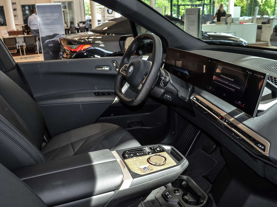 BMW iX (Bild 4/18)