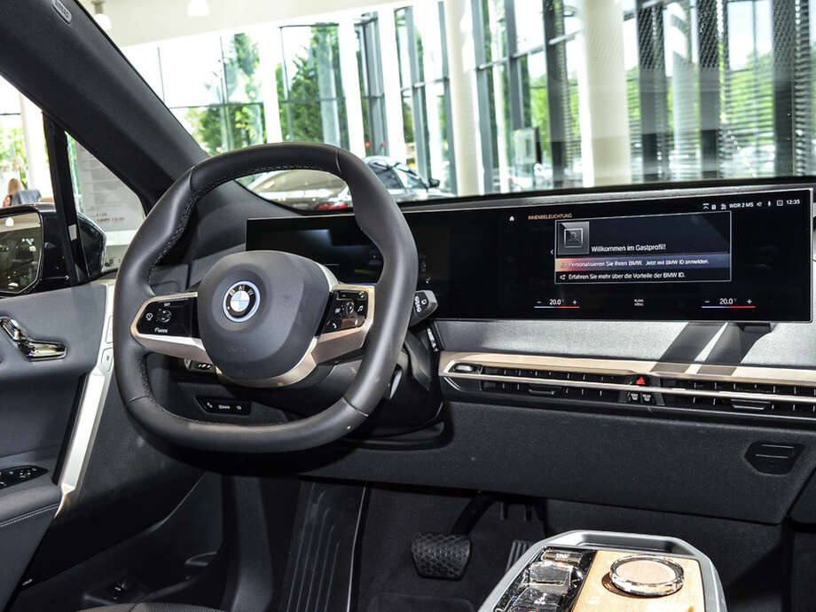 BMW iX (Bild 8/18)