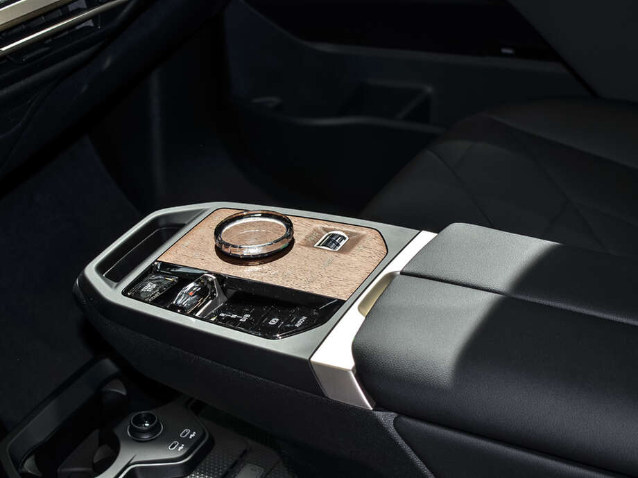 BMW iX (Bild 9/18)