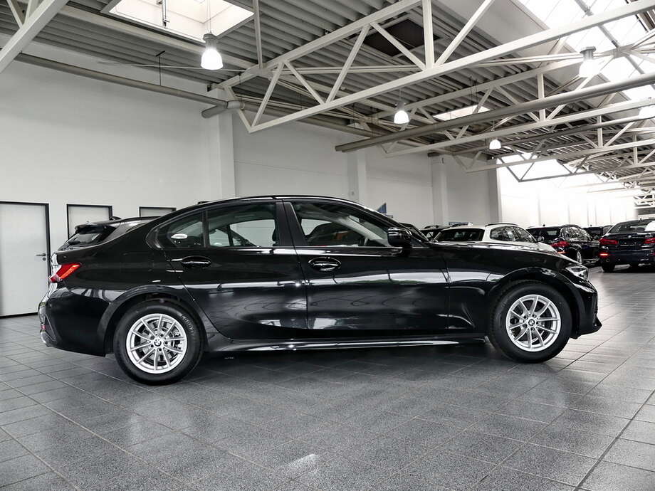 BMW 320d (Bild 4/14)