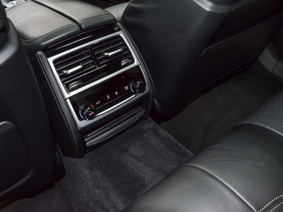 BMW 740d xDrive (Bild 18/19)