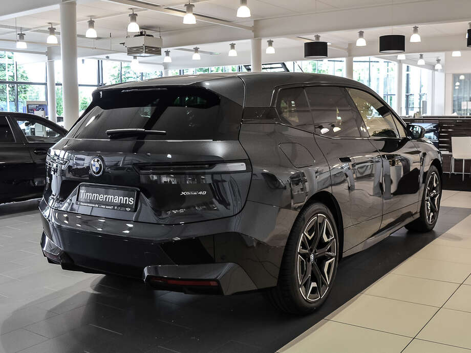 BMW iX (Bild 2/19)