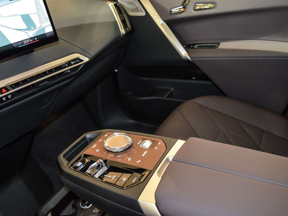 BMW iX (Bild 9/19)