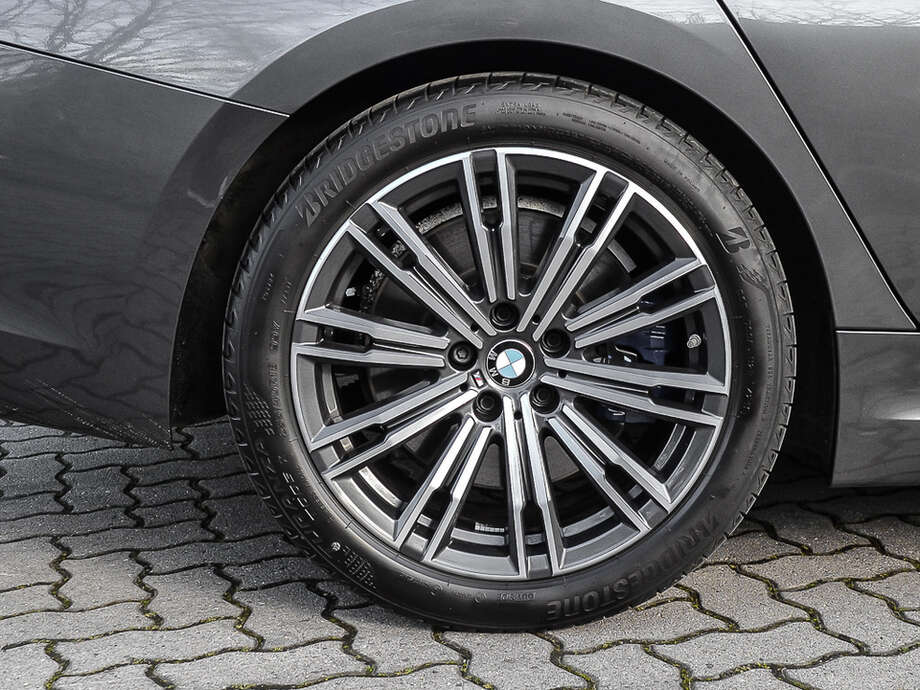 BMW 330i (Bild 6/16)