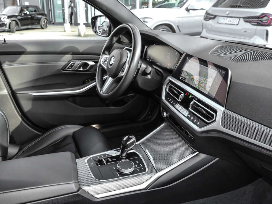 BMW 330i (Bild 7/16)
