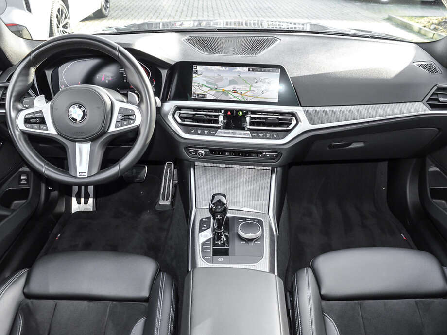 BMW 330i (Bild 9/16)