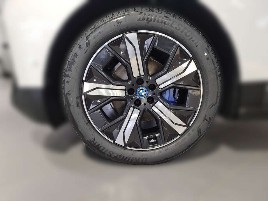 BMW iX (Bild 10/25)