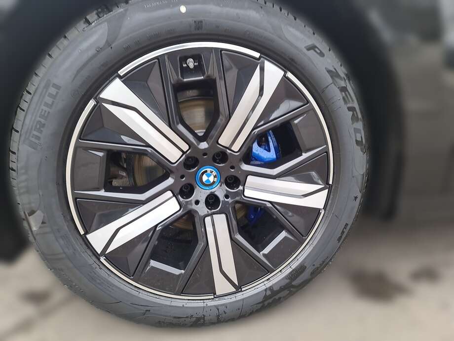 BMW iX (Bild 9/24)