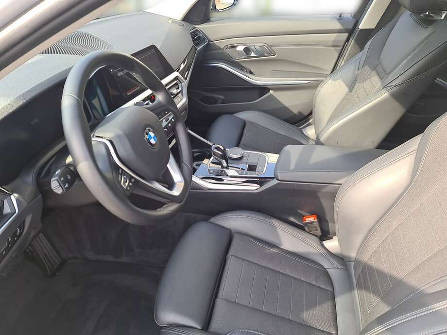 BMW 330i (Bild 10/24)
