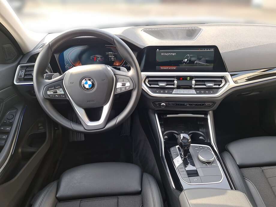 BMW 330i (Bild 12/24)