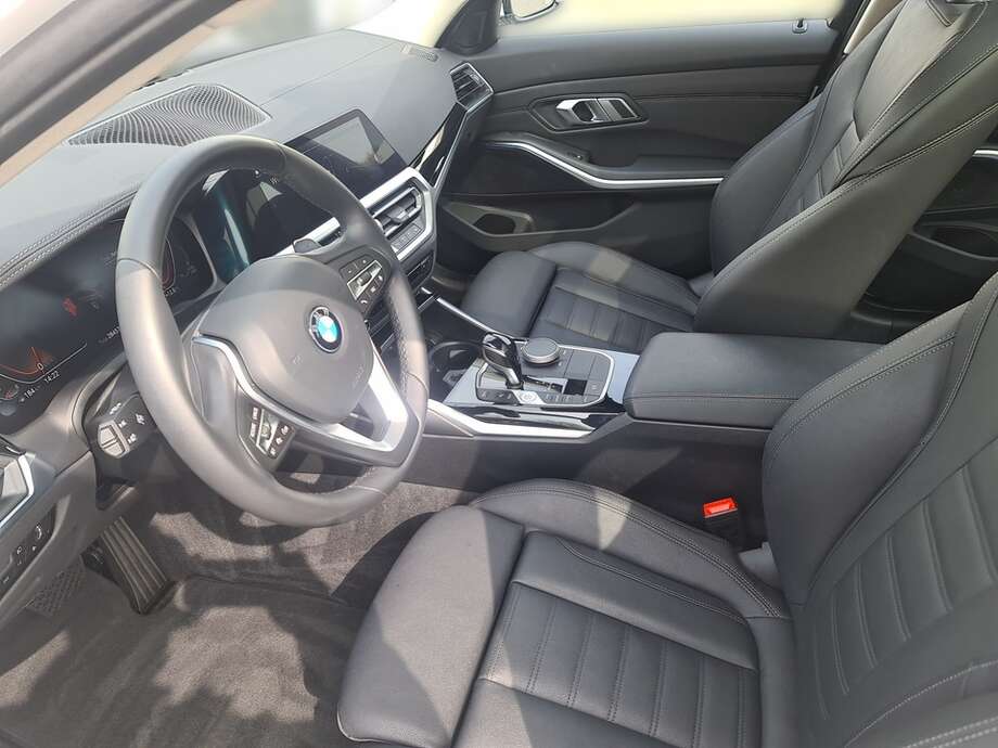 BMW 320i (Bild 10/24)