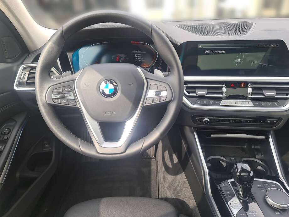 BMW 320i (Bild 13/24)