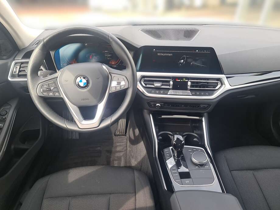 BMW 330i xDrive (Bild 11/24)
