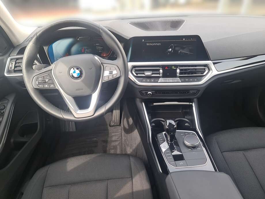 BMW 330i xDrive (Bild 12/24)