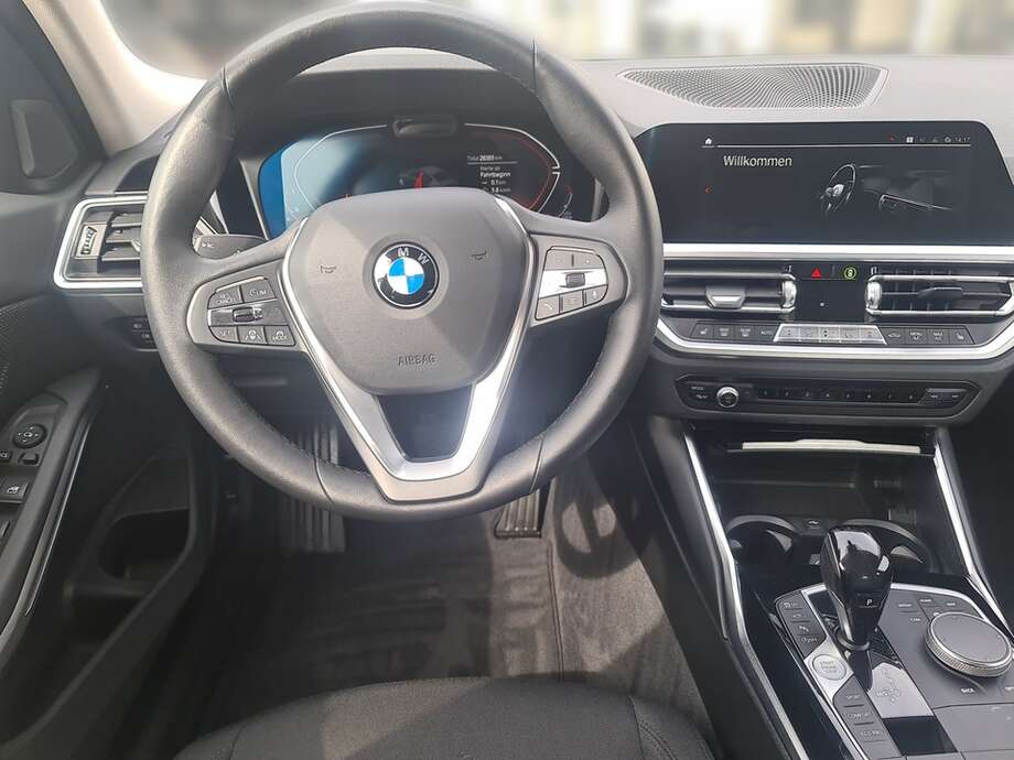 BMW 330i xDrive (Bild 13/24)