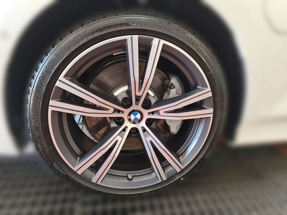 BMW 330e (Bild 9/24)