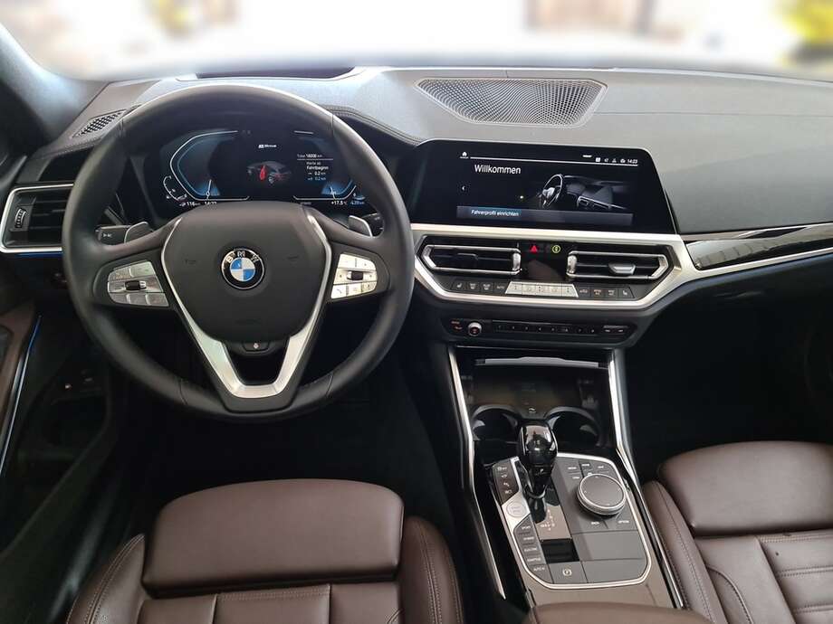 BMW 330e (Bild 12/24)