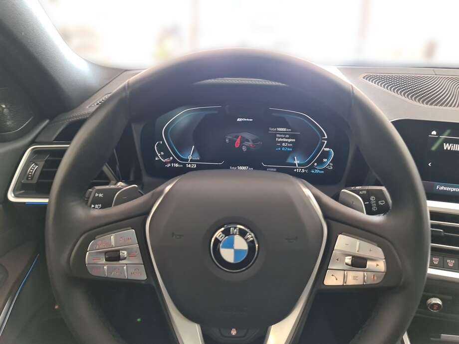 BMW 330e (Bild 14/24)