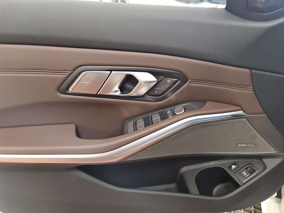 BMW 330e (Bild 22/24)