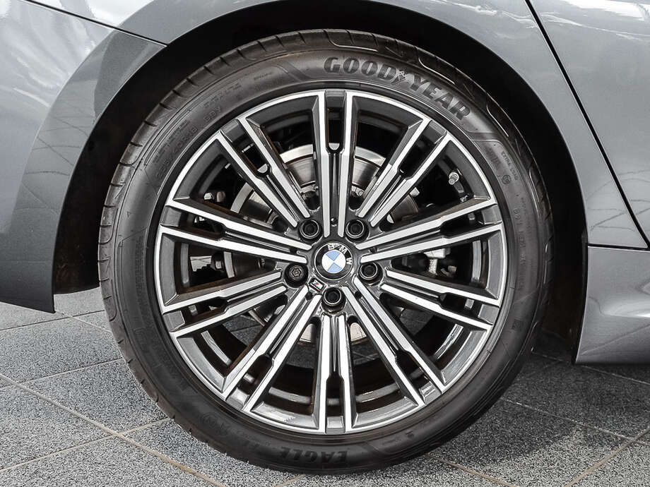 BMW 320d (Bild 6/19)