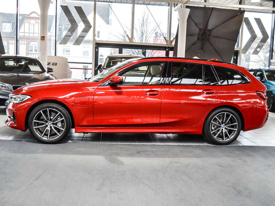 BMW 330e (Bild 4/21)