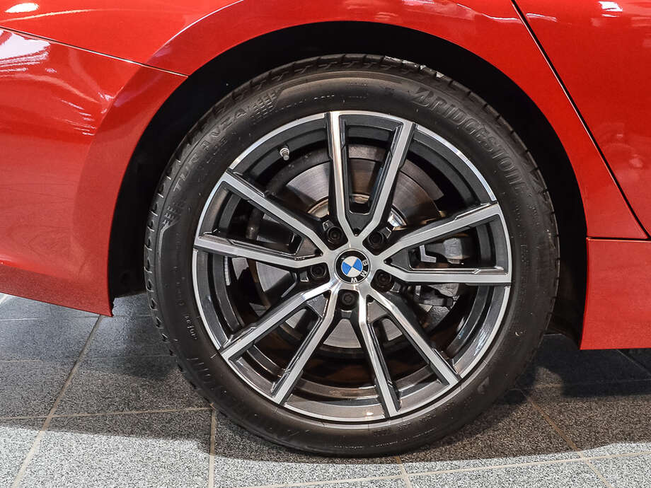 BMW 330e (Bild 6/21)