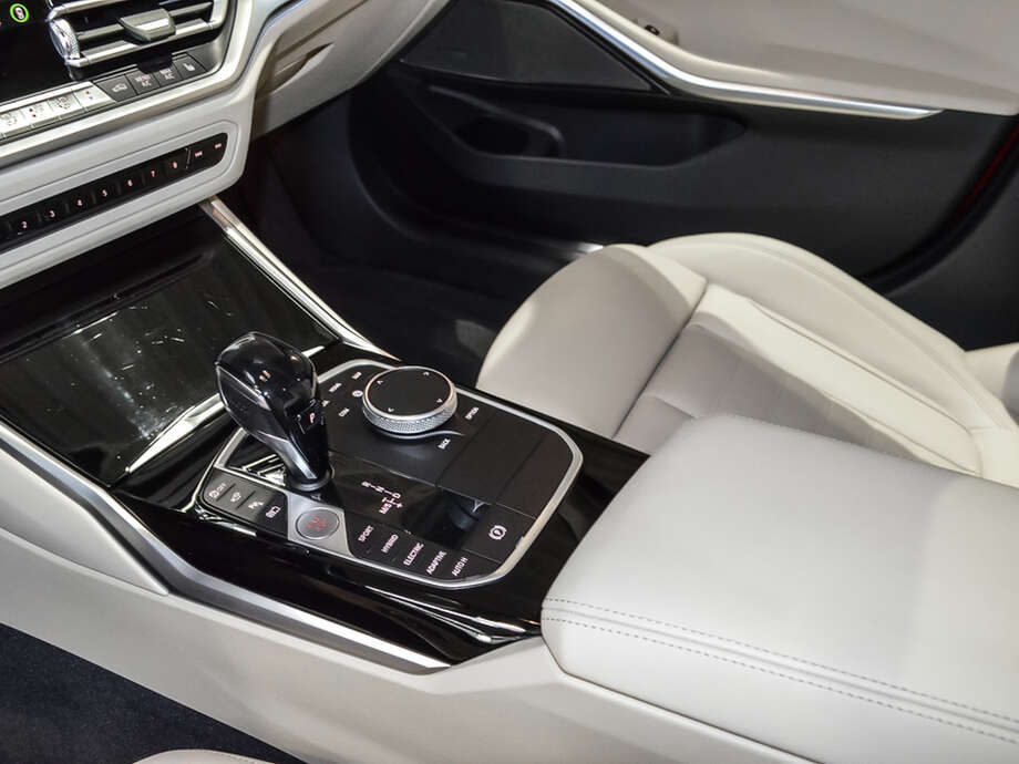 BMW 330e (Bild 13/21)