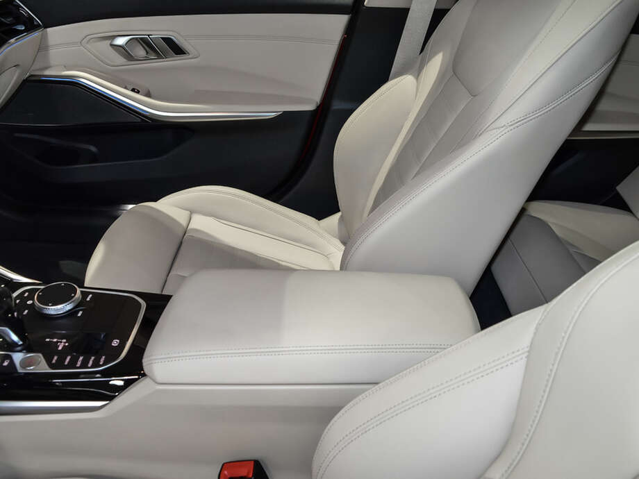 BMW 330e (Bild 14/21)