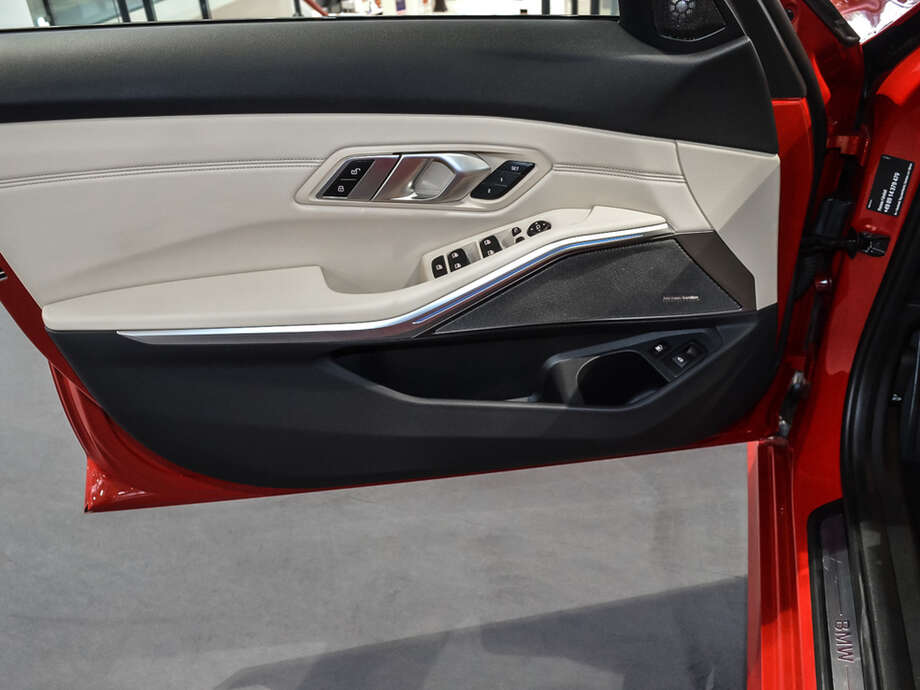 BMW 330e (Bild 17/21)