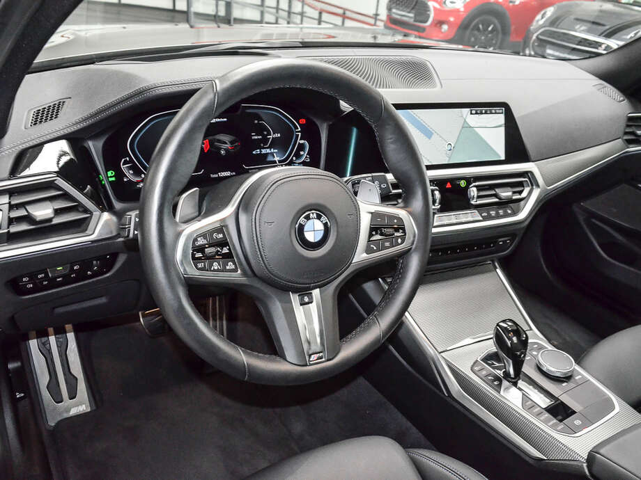 BMW 330e (Bild 8/21)