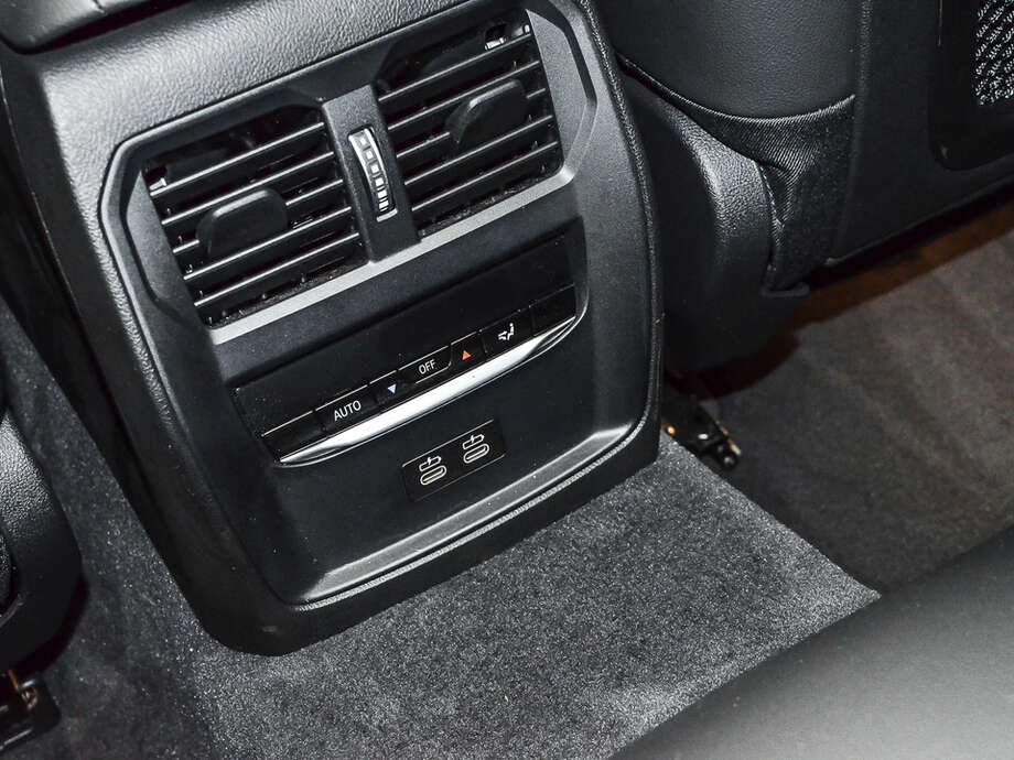BMW 330e (Bild 20/21)