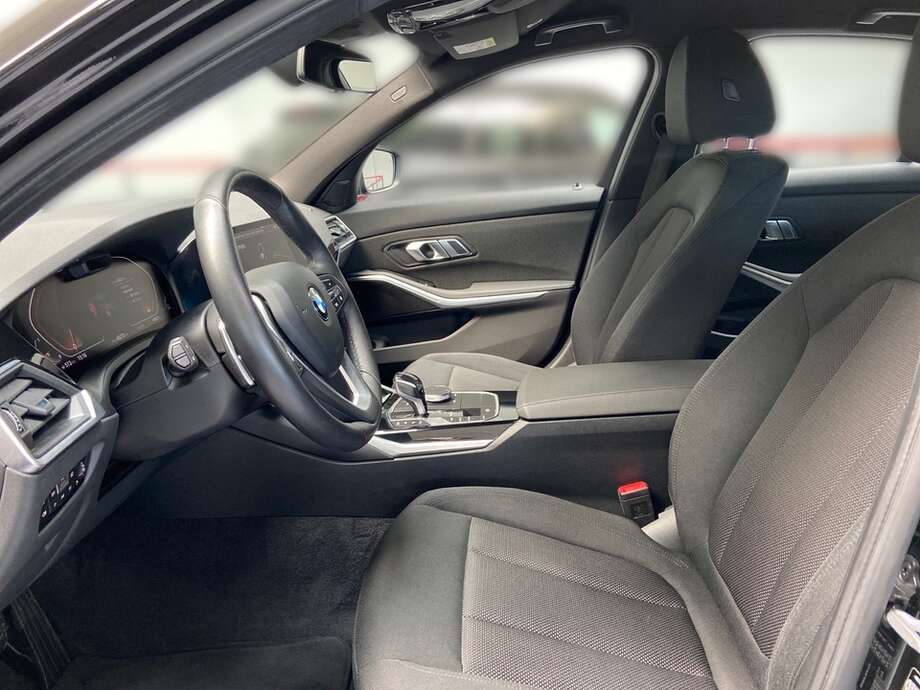 BMW 320d (Bild 10/17)