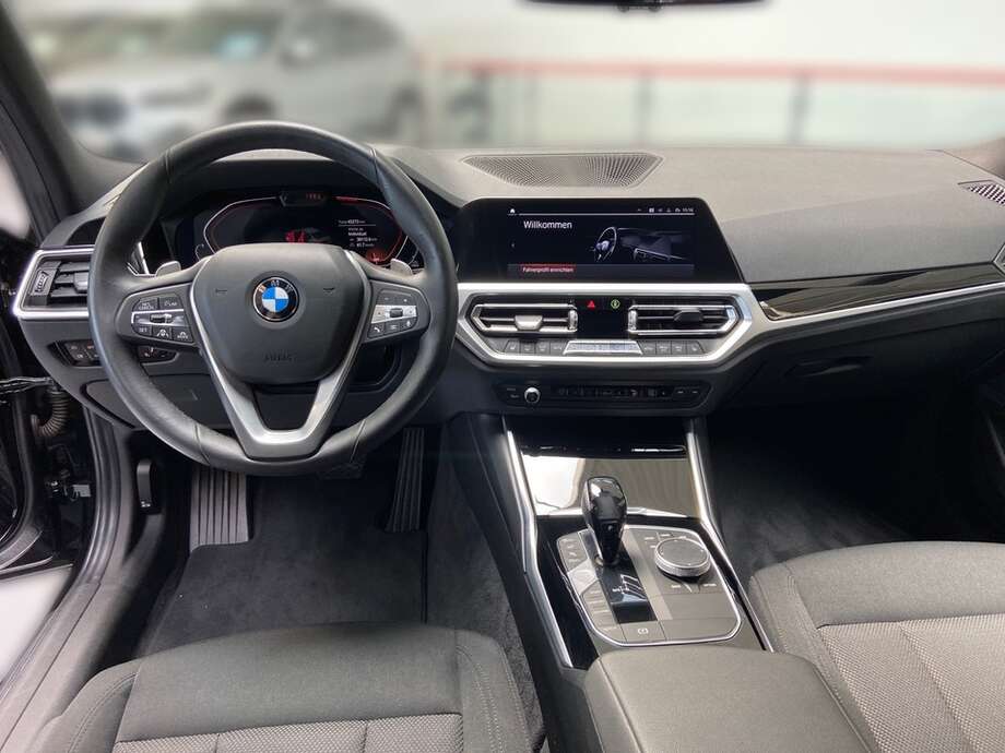 BMW 320d (Bild 11/17)