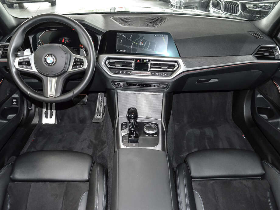 BMW 320i (Bild 9/18)
