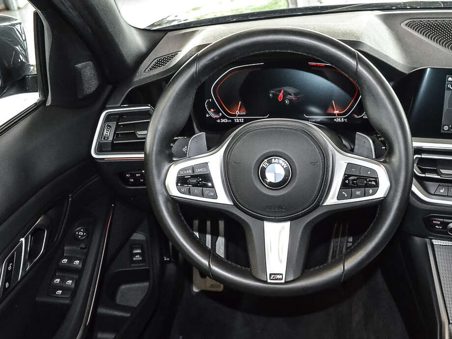 BMW 320i (Bild 10/18)