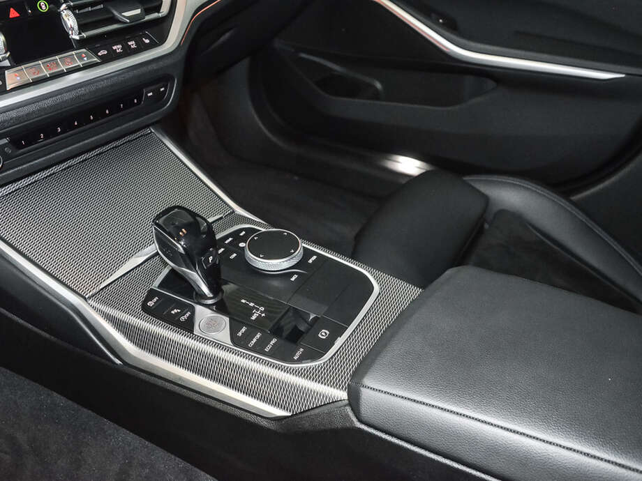 BMW 320i (Bild 12/18)