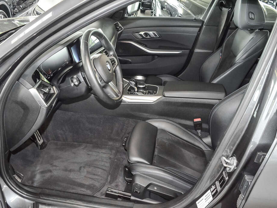BMW 320i (Bild 14/18)
