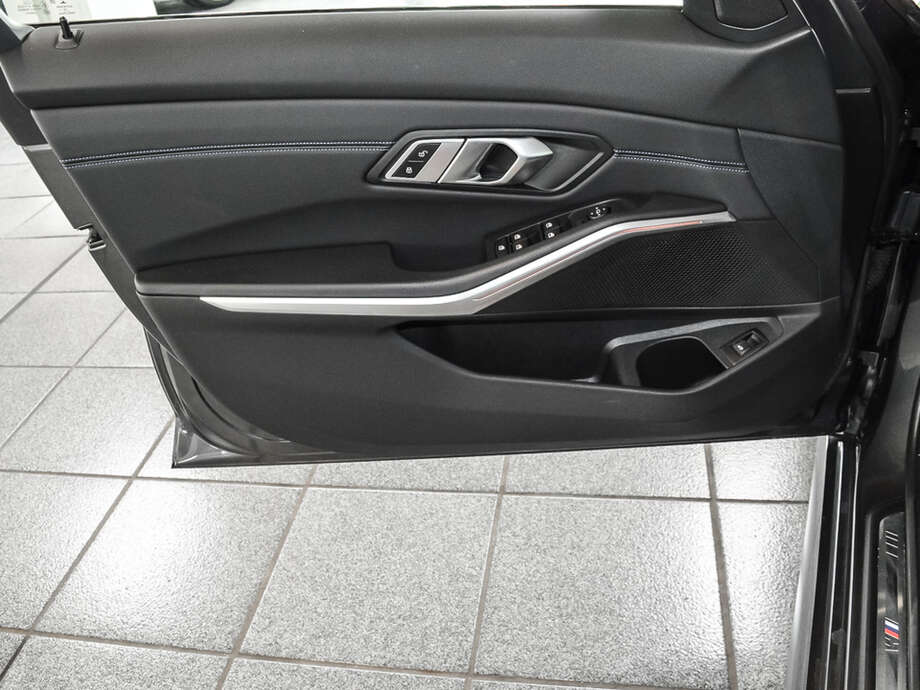 BMW 320i (Bild 16/18)